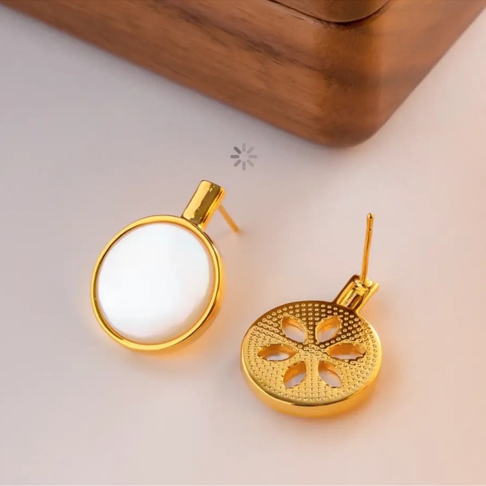 ◾️18k Gold Plated Round White Abalone Shell Stud Earrings